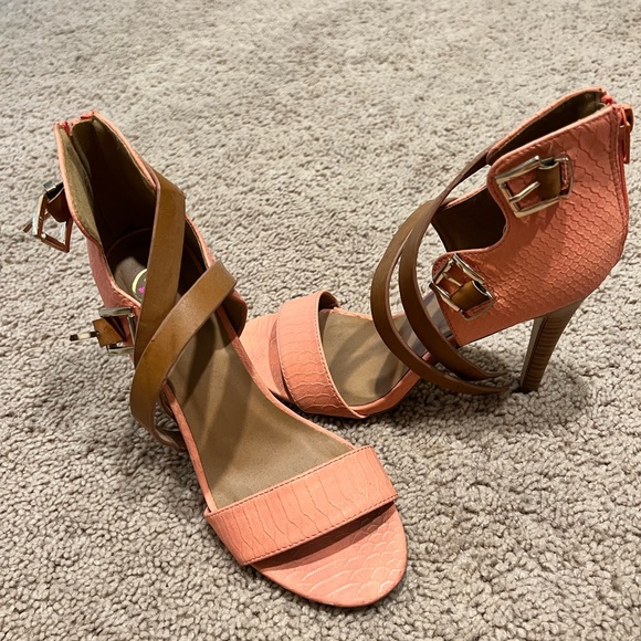 Wild Diva Ladies Coral Heels - Picture 2 of 3